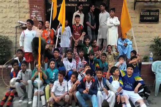 Sukkur: Children stage protest outside mayor residence