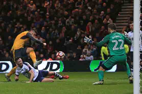 Giroud strikes late as Arsenal edge past Preston