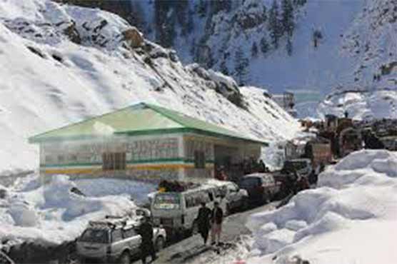 Hundreds going from Chitral to Peshawar stuck near Lowari tunnel