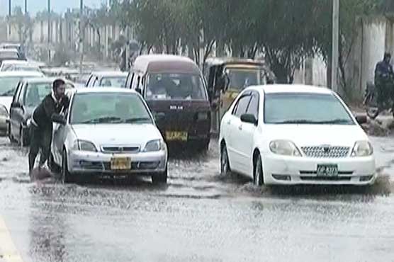 Intermittent rain disrupts routine life in Karachi