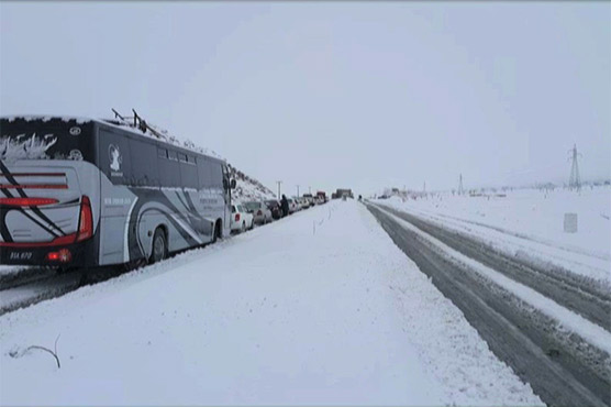 Lowari top: Hundreds of cars stuck, two kids die of cold