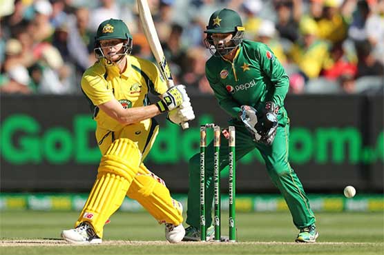 Pakistan restrict Australia to 220 in second ODI