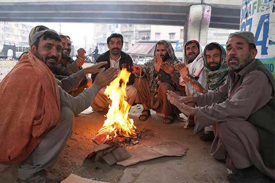 Cold weather grips Pakistan 