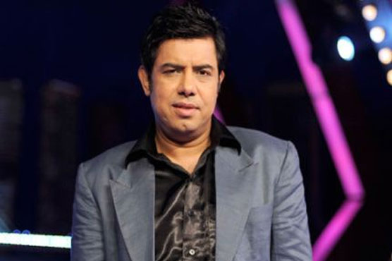 Naseem Vicky receives Rs10,000 prize money for drama 'Chaiwala'