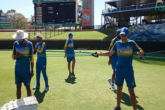 Pakistan cricketers practice hard for third ODI at Perth