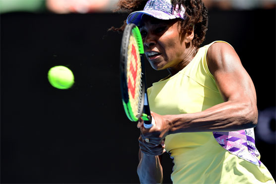 Tennis: Venus rolls back years to reach third round
