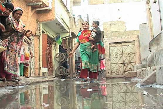Karachi: Sewage water enters homes, people facing problems