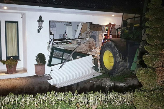 Thief in Germany drives tractor through wall, steals safe