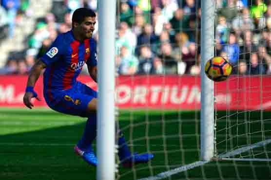 Football: Suarez saves Barca in Betis draw, Sevilla beaten