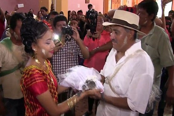 Mexican mayor weds crocodile for town's prosperity