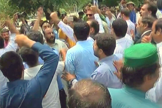 سپریم کورٹ میں ن لیگ اور تحریک انصاف کے کارکنوں میں ہاتھا پائی