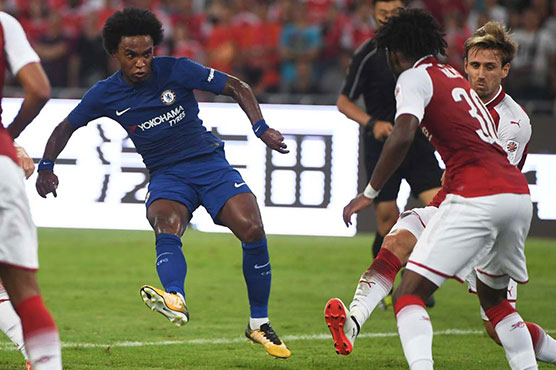 Pedro bloodied as Chelsea beat Arsenal 3-0