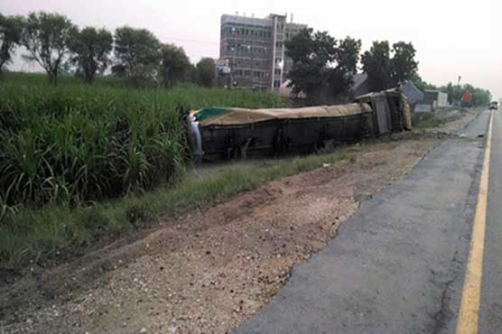 Two injured as oil tanker topples in Rahim Yar Khan