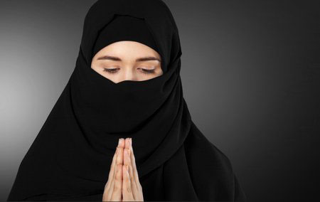 Muslim real estate agent in UK insulted for wearing "terrorist" Hijab
