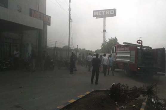 Fire tenders extinguish blaze erupted at shopping mall in Karachi