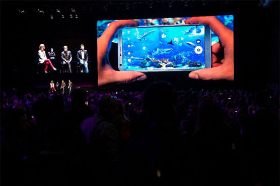 Phonemakers focus on flicks on the fly