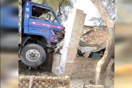 Four killed, three injured as mini truck crashes into Burewala hotel