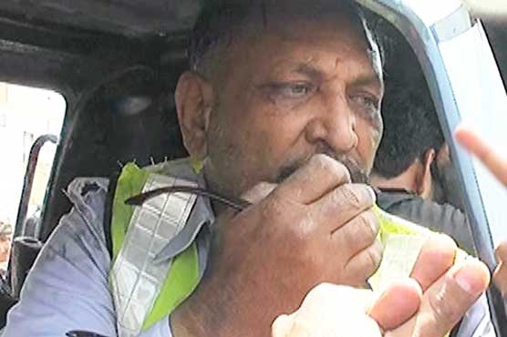 Enraged locals capture policeman for looting citizens in Karachi