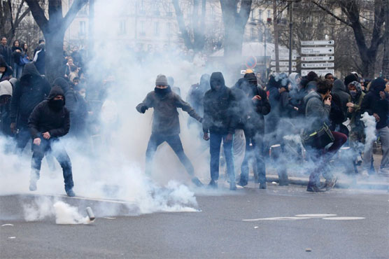 Tear gas at Paris demo against police 'brutality'