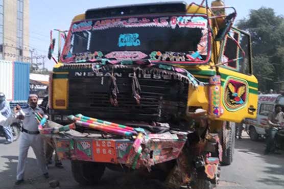Seven injured as speeding dumper crushes four vehicles in Karachi