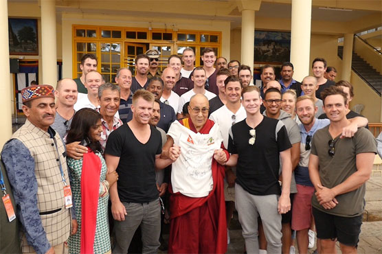 Aussie skipper Smith rubs noses with Dalai Lama