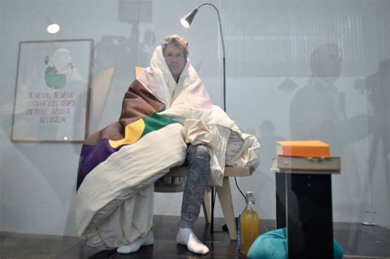 French 'human hen' artist has a crack at hatching eggs