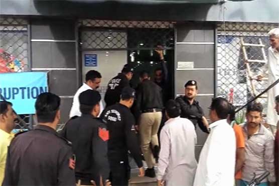 Gujranwala bank looted of cash, one dacoit killed