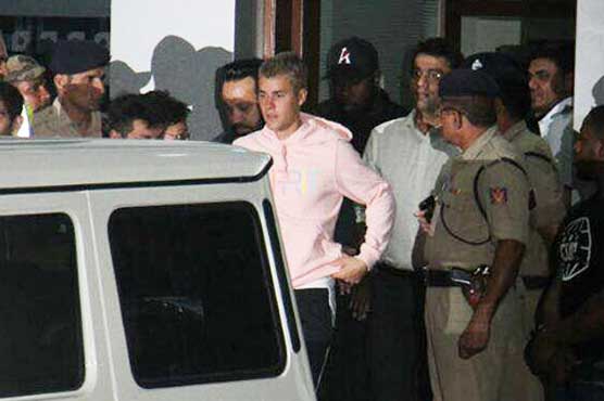 Justin Bieber received by Salman Khan's bodyguard Shera at Mumbai airport