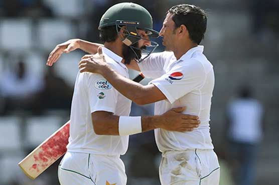 Departing Younis, Misbah fall but Pakistan press for victory