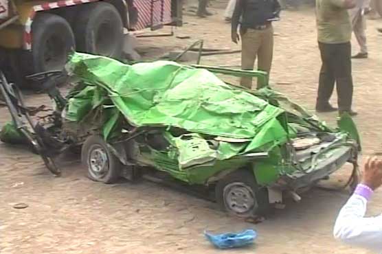 ملتان: تیز رفتار ٹریلر نے سکول وین کچل دی، 4 بچے اور ڈرائیور جاں بحق