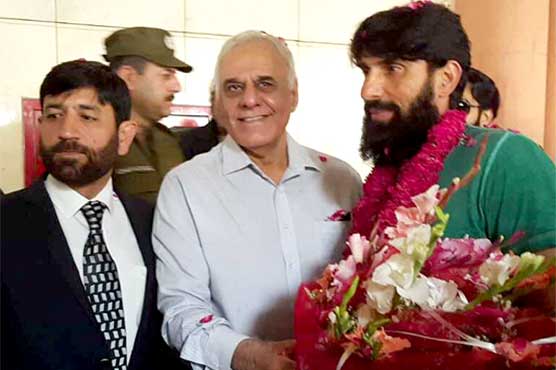 Misbah-ul-Haq gets hero's welcome on return to Pakistan