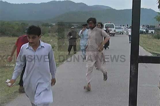 قائد اعظم یونیورسٹی میں 2 طلباء گروہ لڑ پڑے، ایک دوسرے پر پتھراؤ، متعدد زخمی