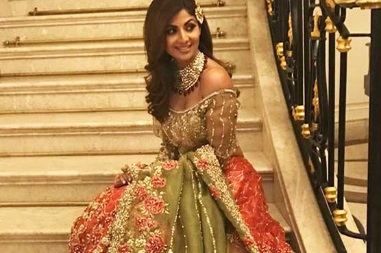 Another Bollywood diva shoots exquisitely donning Pakistani bridal wear