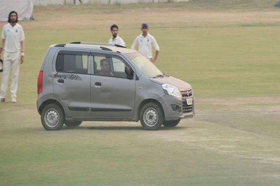 Car invasion halts Ranji Trophy game in India