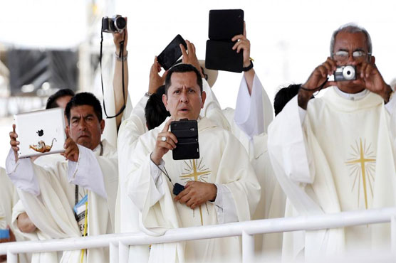 Lift up your hearts, not your cell phones, pope tells priests, bishops