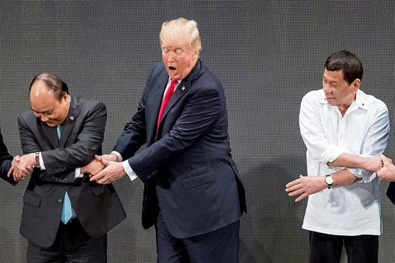 Trump breaks the link as handshake photo op goes awry
