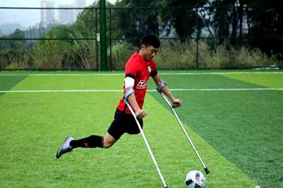One-legged football 'king' melts Chinese hearts