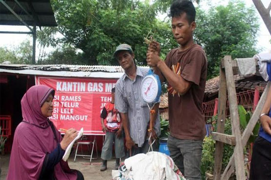 Indonesian hotel offers food in exchange of plastic waste