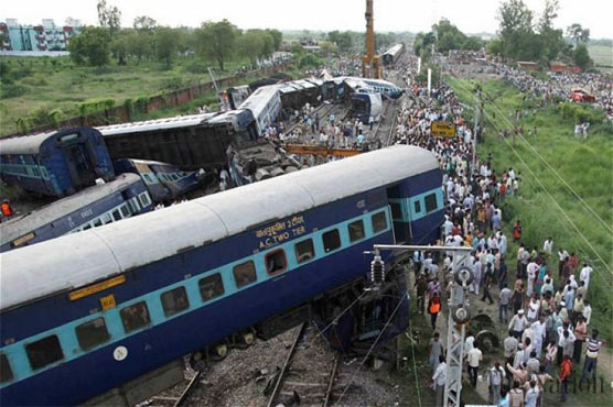 Indian train derails killing three