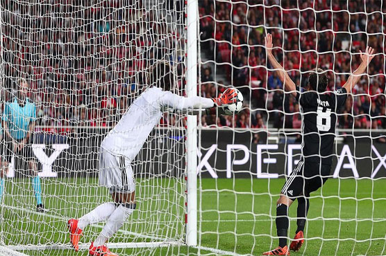 Football: Goalkeeping gaffe hands Man Utd win at Benfica
