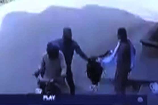 Street criminals seen robbing a female student in knife attacks stricken Gulistan-e- johar