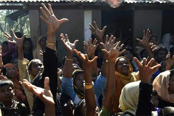 Rohingya refugees forced to scramble for aid in Bangladesh