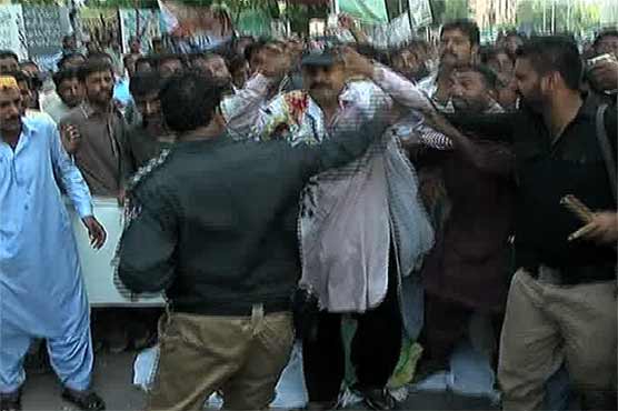 Police uses force against reserved police protesters in Karachi
