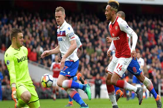 Aubameyang brace sparks Arsenal late show