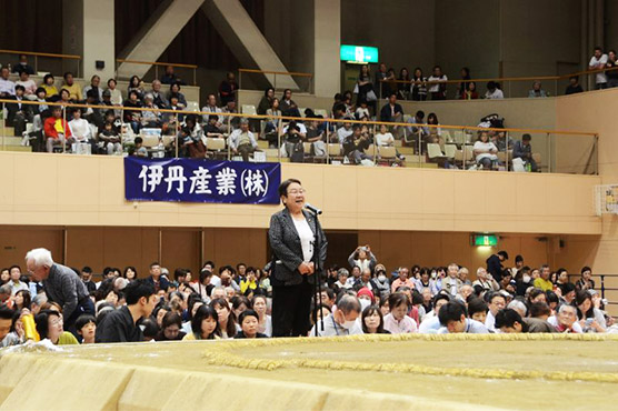 Japan female mayor loses fight to speak from sumo ring
