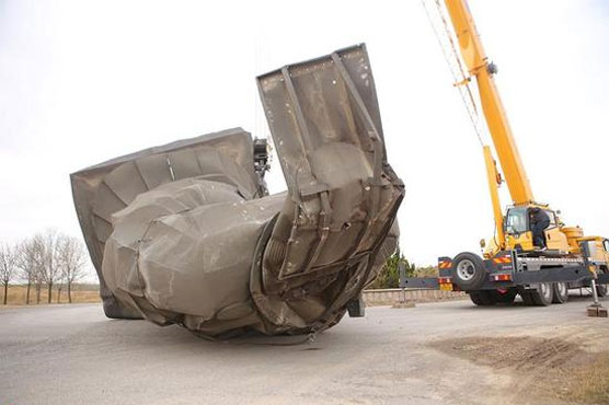 Wind topples giant statue of China's first emperor