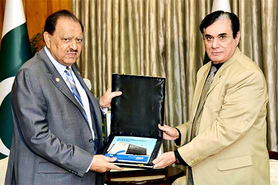 Javed Iqbal presents NAB's annual report to President Mamnoon