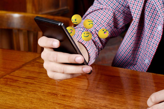 Research reveals emojis' ruining people's English skills 