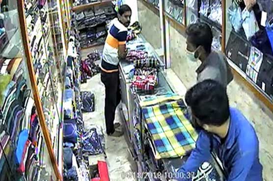 Dacoits loot cash, new shirts from garments shop in Karachi