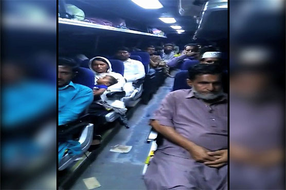 Sheikhupura: Dacoits loot passengers in moving bus